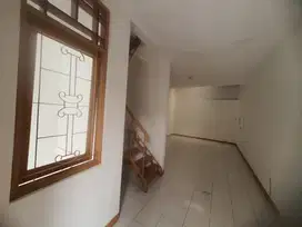 Dijual disewa Rumah 2 lantai Siap Huni Di taman palem
