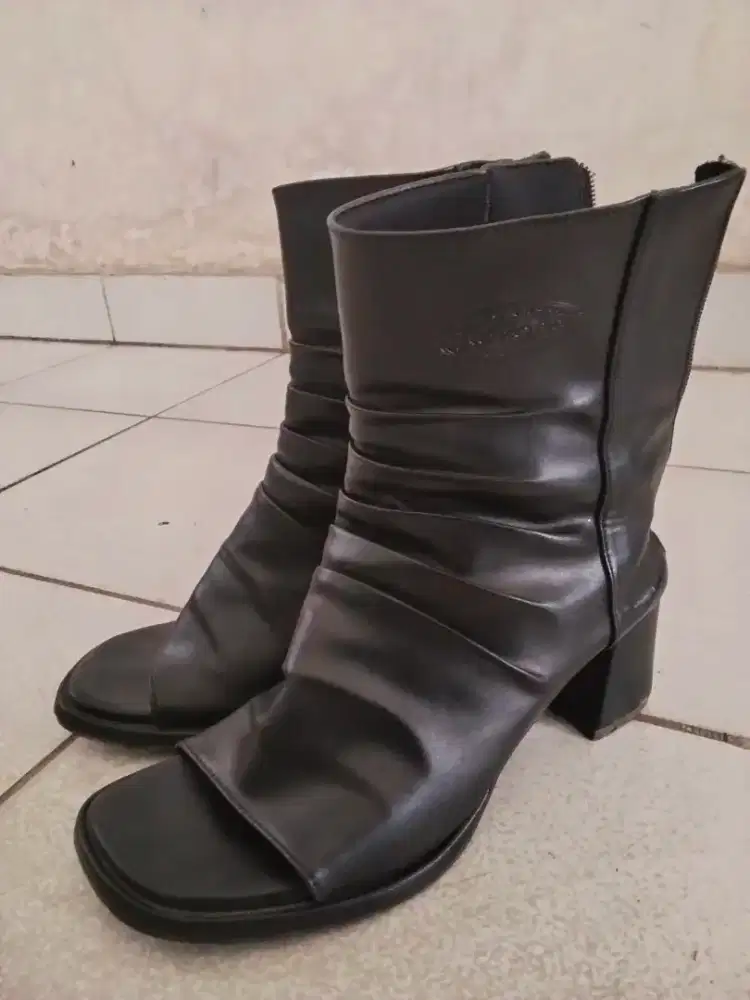 Sepatu Boots Wanita Kulit Sapi Asli MEREK Kezona Size 41 ( HITAM )