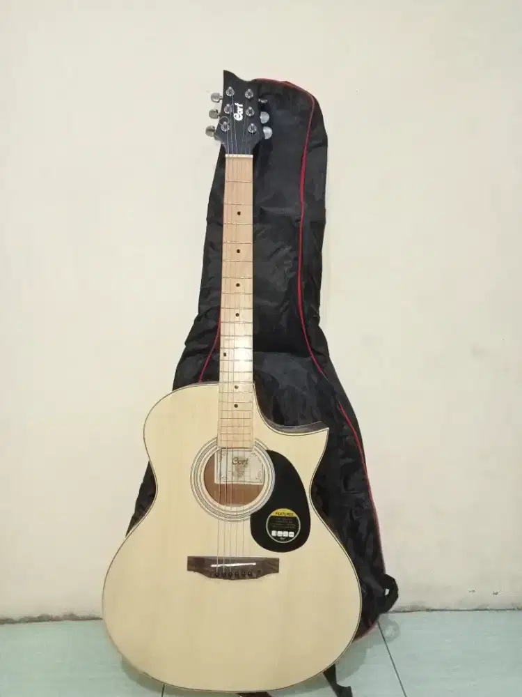 Gitar akustik Yamaha