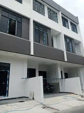 DIJUAL RUMAH 3 LANTAI LOKASI STRATEGI BISA KPR DI  JAKARTA PUSAT