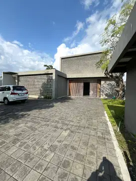 Rumah Modern Industrial Halaman Luas di Pandowoharjo