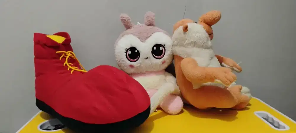 Boneka bekantan sepatu Ronald dan lebah