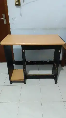 Meja komputer minimalis