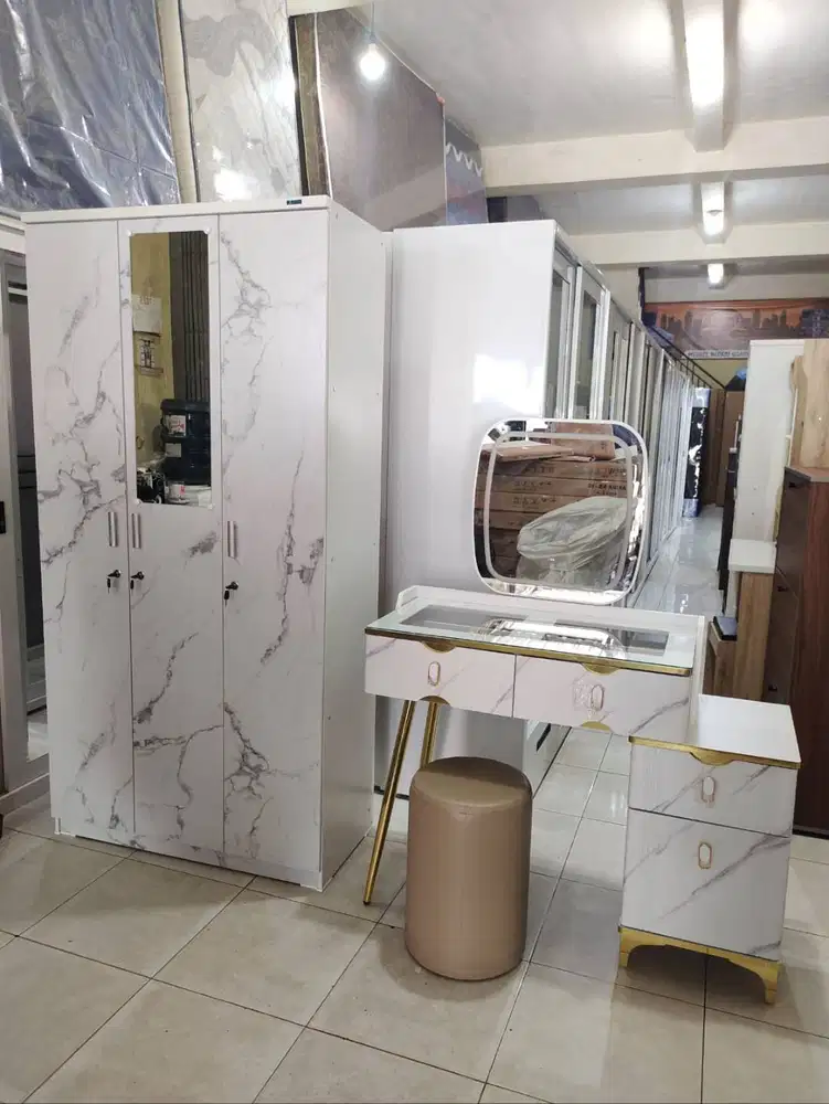 satu set lemari 3 pintu + meja rias