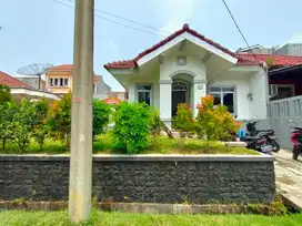dikontrakkan rumah satu lantai halaman luas