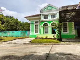 rumah halaman luas depan green area sejuk dan nyaman