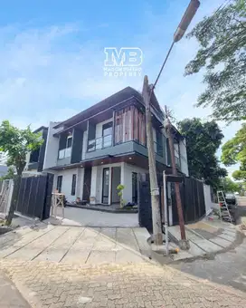 Rumah kontemporer, mewah ada rooftop, tinggal isi furnish