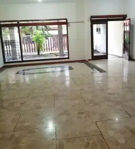 Rumah luas di Jemur Andayani Selatan,Row jalan 3 mobil