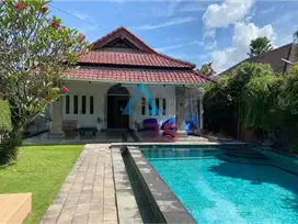 DIJUAL CEPAT VILLA DENGAN TAMAN YANG LUAS LOKASI KEROBOKAN