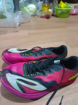 Sepatu Spike 910 Nineten Haze Middlestance Ukuran 43.