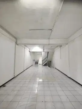 Disewakan gudang di margomulyo indah Lt 2100m Lb 966m hanya 550jt