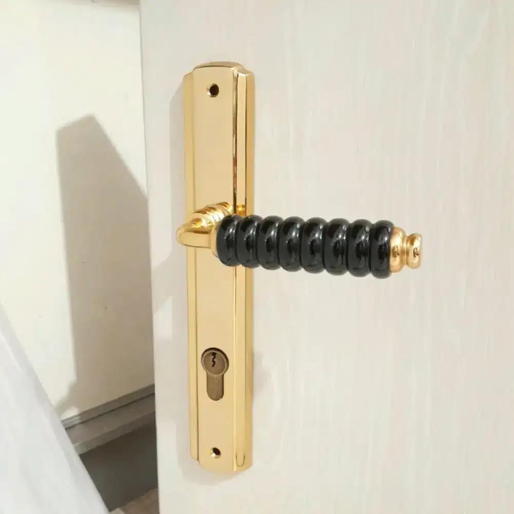 Gagang pintu rumah LINEA black gold