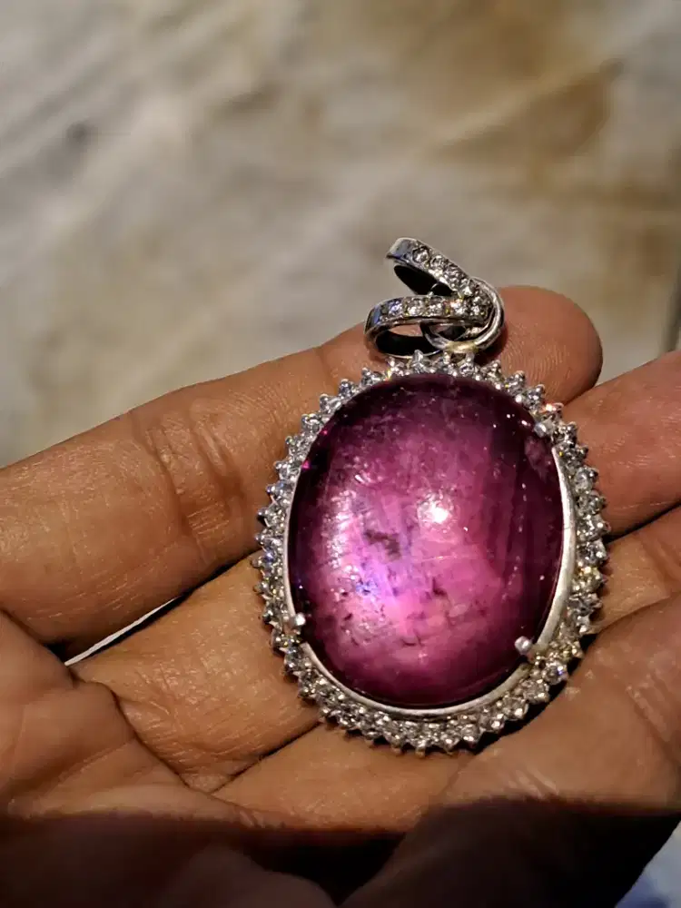 Liontin batu merah ruby