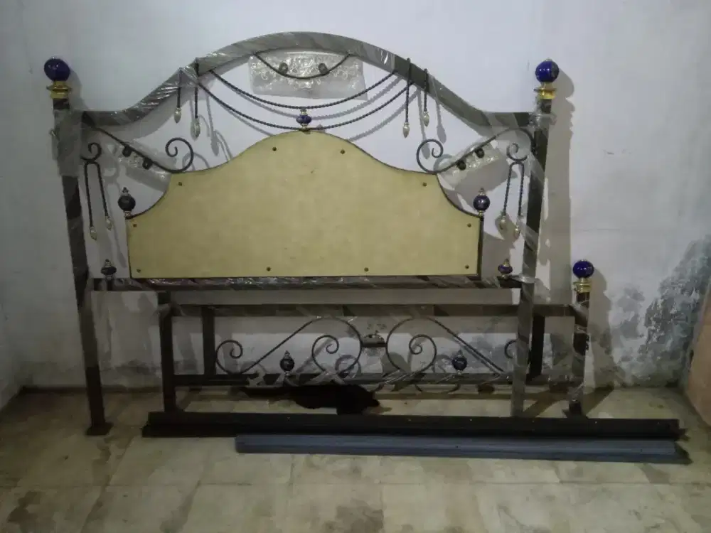Tempat tidur besi