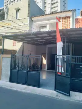 Dijual rumah baru akses 2mobil lokasi Menteng dalam bidakara tebet