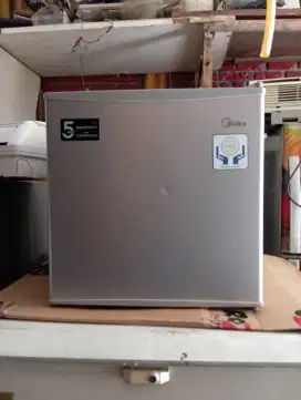Kulkas Mini bar bekas masih dingin Mer Midea mulpis