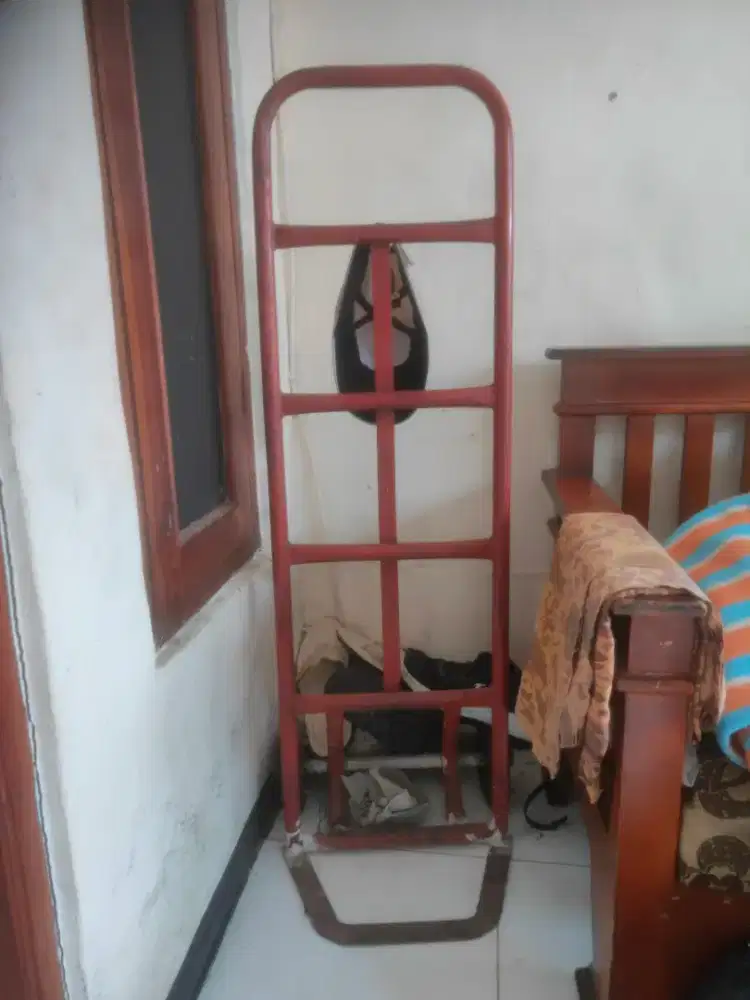 Dorongan troli besi