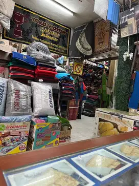 Pria angkat barang