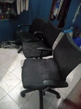 Kursi kantor ada 3 unit
