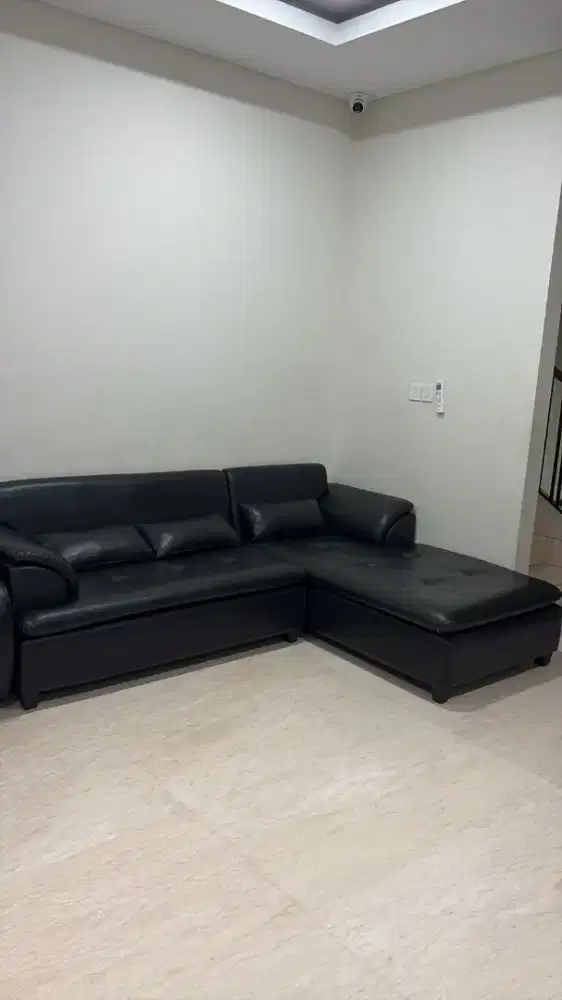 Sofa Bentuk L hitam