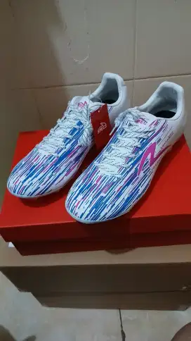 SPECS SEPATU SEPAK BOLA LIGHTSPEED REBORN FG WHITE/MAGNIFICO