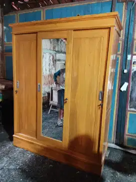 Lemari pakaian jati