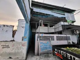 Dijual rumah + gudang di Petemon Barat