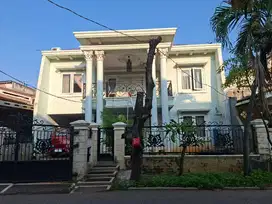 Dijual rumah second bangunan kokoh 2 lantai di pekayon galaxy