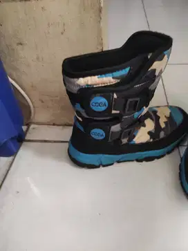 Sepatu boot anak