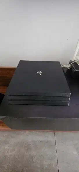 PS4 Pro 1 TB edisi bundle God of War