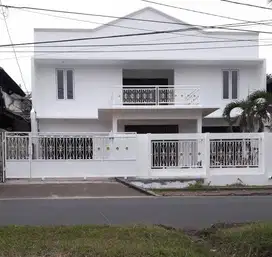 Dijual Rumah MURAH !! Bisa Buat Usaha, Jalan Akses Utama & Ramai !!