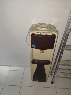 Dispenser panas dingin