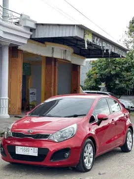 KIA RIO 1.4 SE WARNA FAVORIT MERAH MATIC 2014