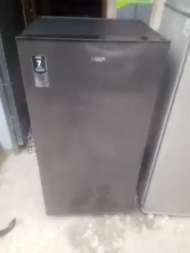 Kulkas 1 pintu merk AQUA normal siap pakai dingin beku nego tipis