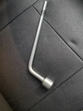 Kunci roda mobil