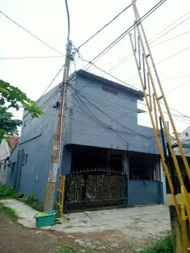 DIJUAL MURAH RUMAH 2 LANTAI + GARASI, 1 MENIT DARI JALAN BESAR!!