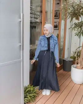 Jaket denim distresssed ini siap menemani mu
