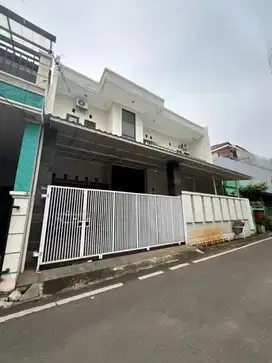 Di Jual Rumah  2 Lantai Dalam Komplek Taman Malaka Jaya, Duren Sawit