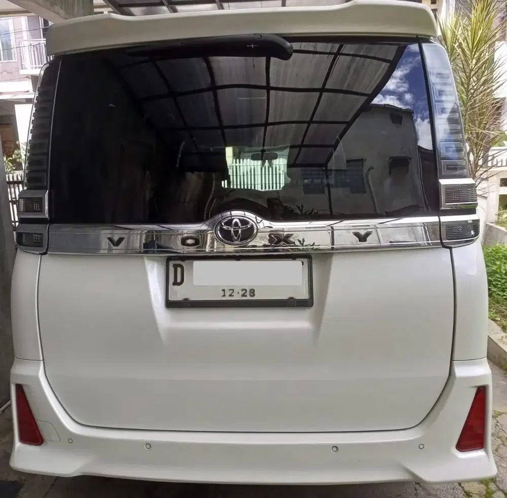 Toyota voxy 2018 bandung putih