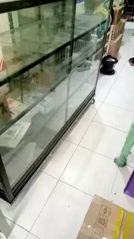 DIJUAL MURAH: Etalase Kaca Panjang 1,5 Meter Siap Pakai
