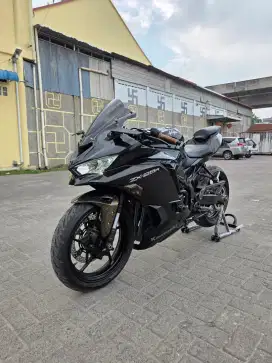 Kawasaki ZX25R Std Hitam 2020