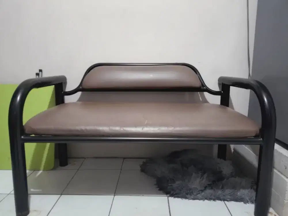 Sofa dan bangku bahan besi berisi