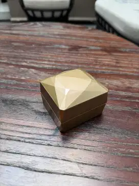 Kotak perhiasan lampu gold