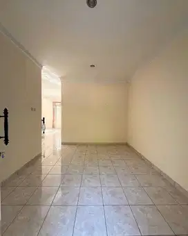 DIJUAL RUMAH MEWAH 2 LANTAI DEPANNYA GREEN BELT DI CLUSTER TENGAH!