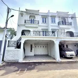 Rumah Dengan Private Pool Dekat Plataran Jagakarsa