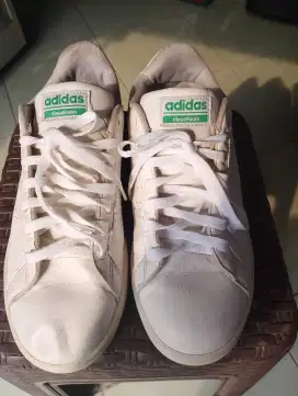 Dijual sepatu sekend ADIDAS original size 42