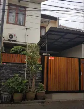 Dijual Rumah Masih Terawat Lokasi Jambangan Surabaya