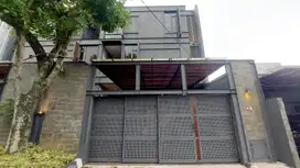 Rumah Cantik 3 Lantai  Semi Furnished Design Open Space di Lebak Bulus