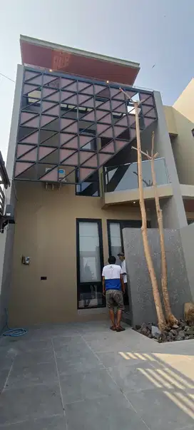 JUAL RUMAH MEWAH 3 CARPORT MOBIL DEKAT DOKTER OEN SOLOBARU
