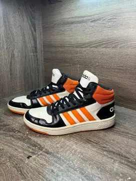 Sepatu adidas bekas